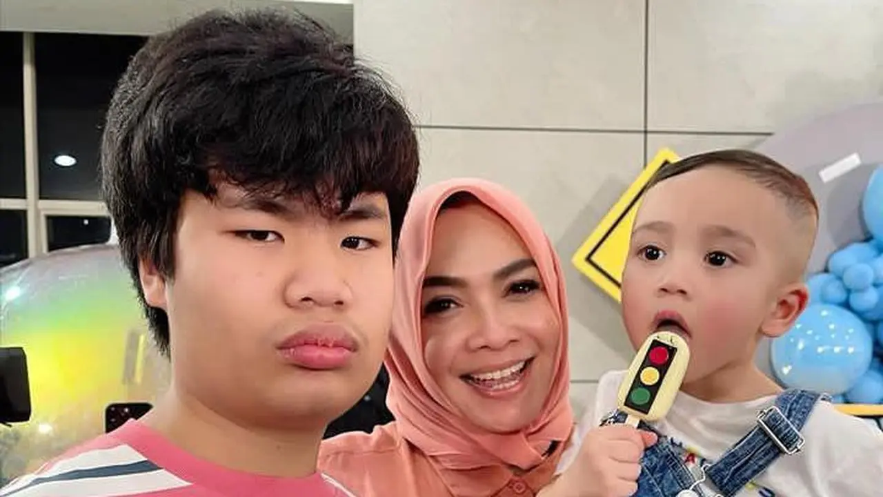 Potret Rieta Amilia bersama Rayyanza di hari ulang tahunnya (Sumber: Instagram/@rieta_amilia)