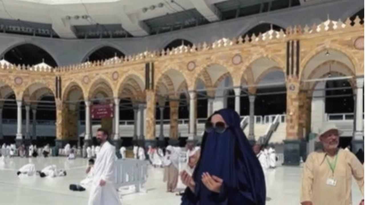 8 Potret Isa Zega yang Santai Bergaya dengan Cadar Saat Umrah, Disebut Nistakan Agama - Identitasnya Jadi Sorotan