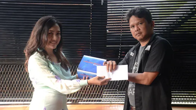 Yenni Ermella memberikan bantuan tabung oksigen ke YPJI