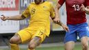 Pemain Australia, Joshua Risdon (kiri) menghalau bola dari kejaran pemain Republik Ceska, Jan Kopic pada laga uji coba di St Poelten, Austria, (1/6/2018). Australia menang 4-0. (AP/Ronald Zak)