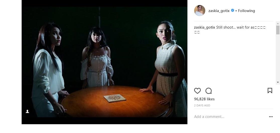 Salah Tulis Kata Dalam Bahasa Inggris Zaskia Gotik Ditertawakan Showbiz Liputan6 Com Kata bijak tentang percintaan dalam bahasa inggris dan artinya 1 i think of you as more than a friend. salah tulis kata dalam bahasa inggris