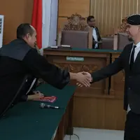 Musisi Ahmad Dhani kembali menjalani sidang kedua kasus ujaran kebencian. Beda dari sebelumnya, kali ini, suami Mulan Jameela itu tampil berbeda. Rapi dengan jas dan blangkon. (Deki Prayoga/Bintang.com)