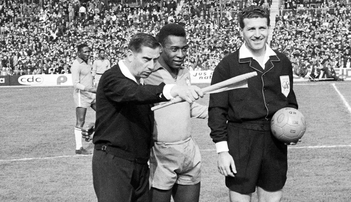 Pele. Striker Brasil yang kini berusia 81 tahun dan telah pensiun dari sepak bola internasional pada Juli 1971 ini menempati posisi ke-5 sebagai pencetak gol terbanyak di putaran final Piala Dunia. Dalam 4 edisi, 1958 hingga 1970 ia mampu mengoleksi 12 gol dan 8 assist dalam 14 laga dan berbuah 3 gelar juara kecuali pada edisi 1966. Gol ke-12 dicetak saat Brasil menang 4-1 atas Italia di partai final Piala Dunia 1970, 21 Juni 1970. (AFP)