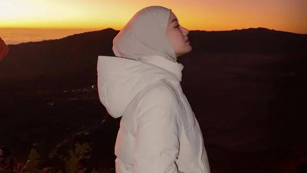 7 Potret Dinda Hauw dan Rey Mbayang Liburan di Bromo, Pakai Campervan