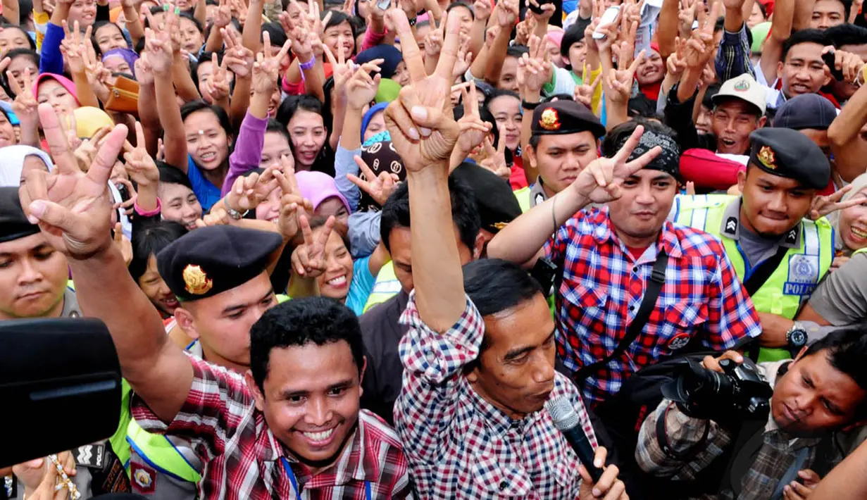 Mengenakan baju kota-kotak, Jokowi tampak mengomando para buruh untuk mengacungkan dua jari, Sukabumi, Rabu (2/7/14). Liputan6.com/Andrian M Tunay)