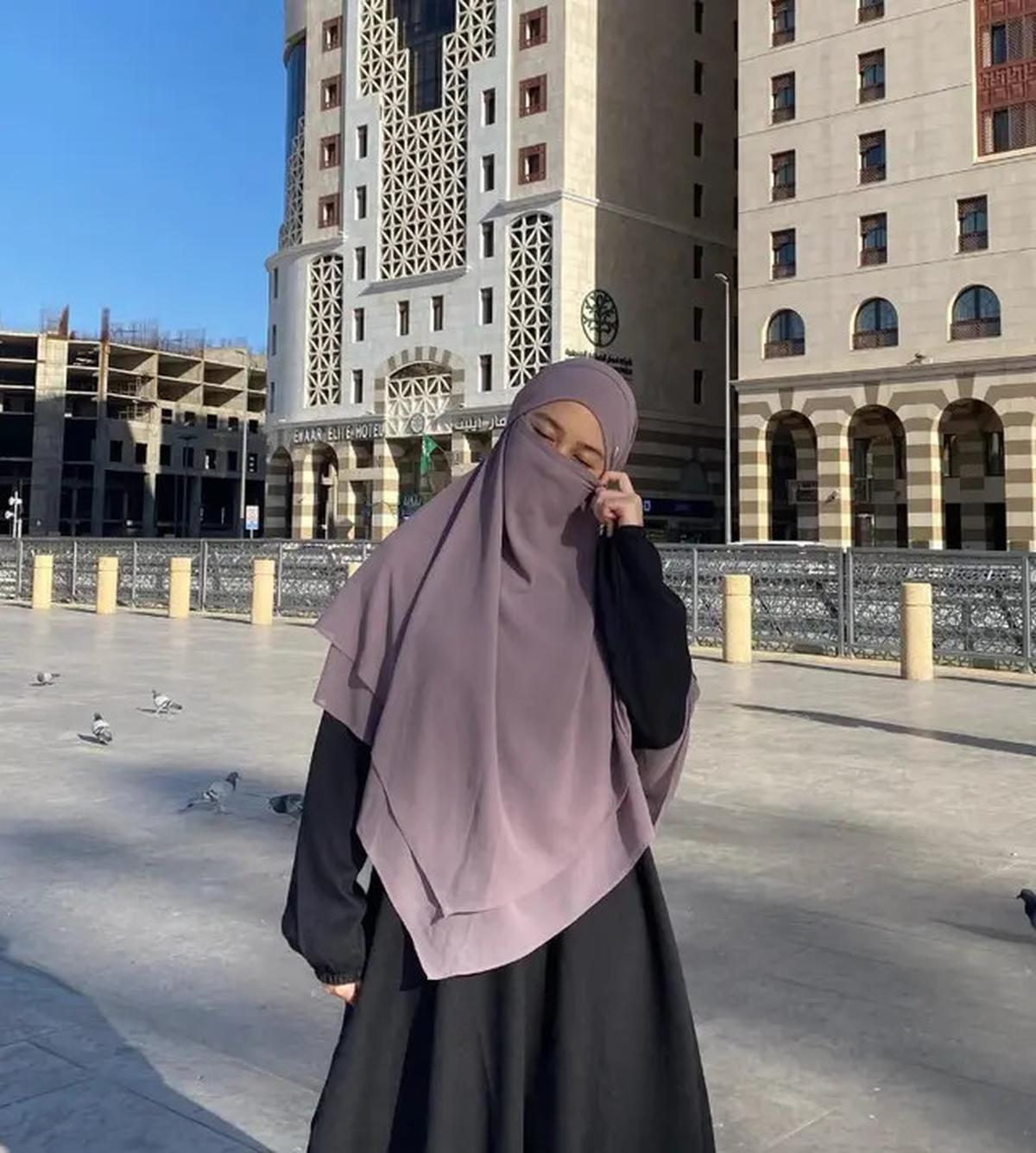 Inspirasi Model Hijab Khansa Mariska yang Modis dan Tetap Santun