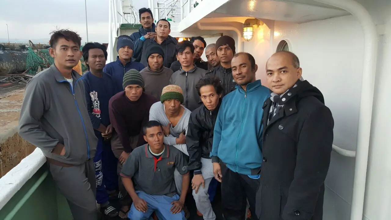 Tim perlindungan KJRI Cape Town saat bertemu dengan 12 ABK WNI yang selamat di geladak kapal Oryong 355 (Dokumentasi Kemlu)