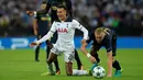 Pemain AS Monaco, Kamil Glik, melanggar pemain Tottenham Hotspur, Dele Alli, pada laga Liga Champions Grup E di Stadion Wembley, Kamis (15/9/2016) dini hari WIB. (Action Images via Reuters/Andrew Couldridge)