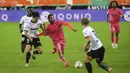 Pemain Real Madrid, Isco, berusaha melewati pemain Valencia pada laga Liga Spanyol di Stadion Mestalla, Minggu (8/11/2020). Valencia menang dengan skor 4-1. (AP/Alberto Saiz)