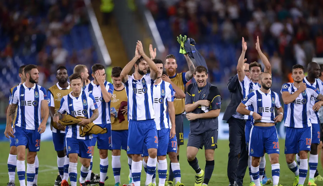 Para Pemain FC Porto memberikan salam kepada fans usai mengalahkan AS Roma 3-0 pada leg 2 babak play off Liga Champions di Olympic Stadium, Rome (24/8/2016) dini hari WIB. (AFP/Filippo Monteforte)