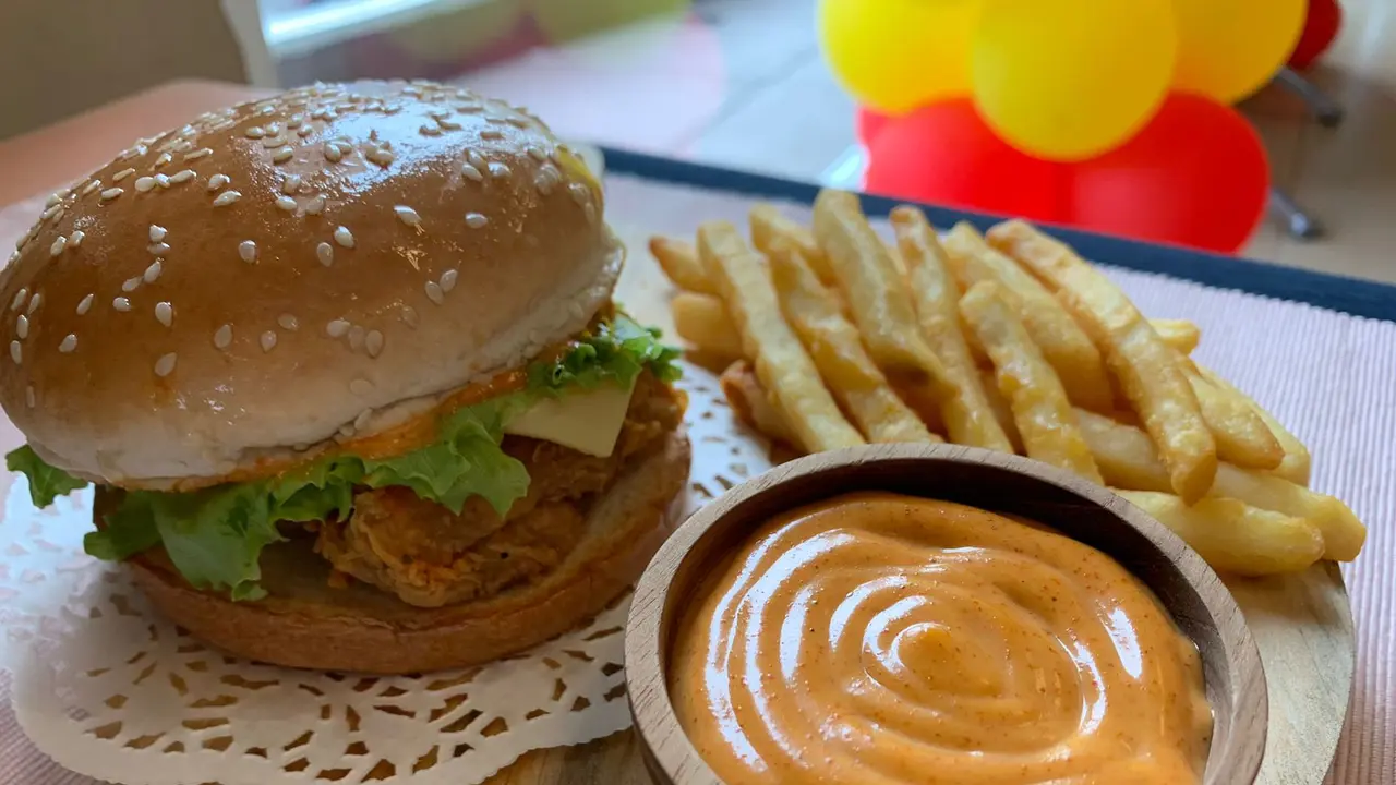 Sandwich Chicken A&W menggunakan daging paha ayam