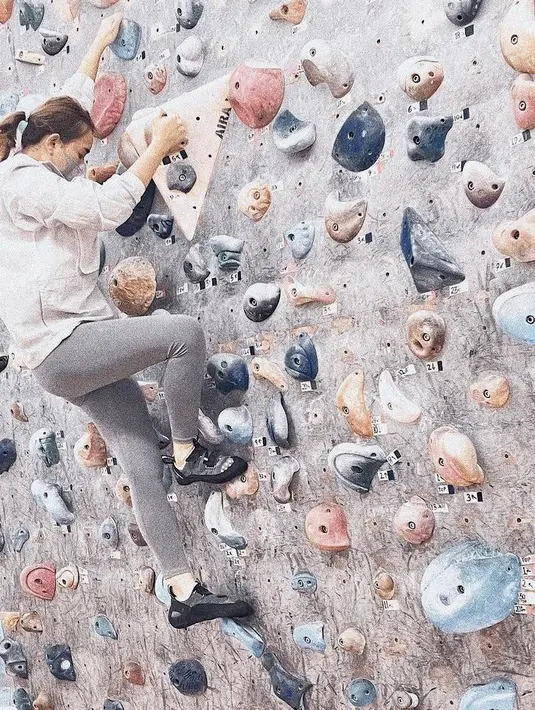 Saat melakukan wall climbing atau panjat dinding, Amanda Manopo tampil simpel mengenakan jaket putih dan legging abu-abu. (Instagram/amandamanopo)