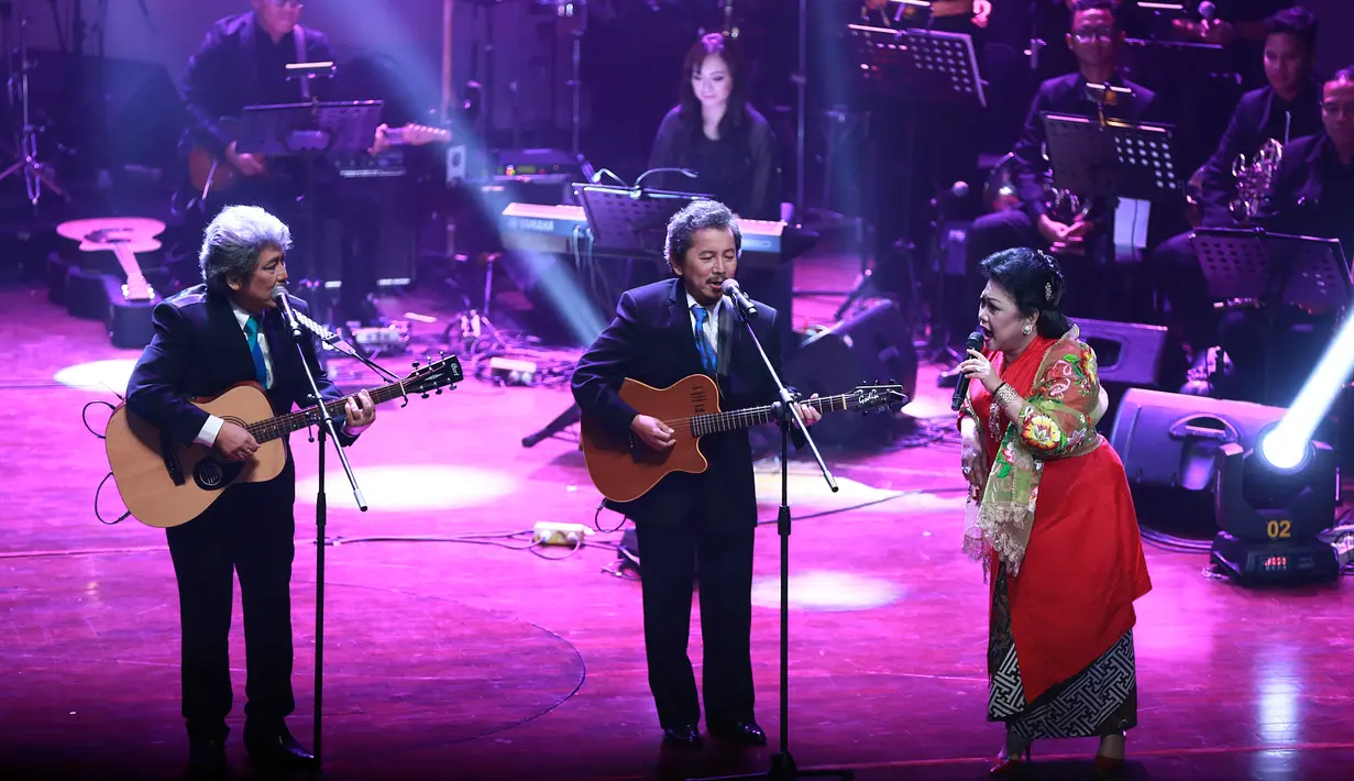 Konser Bimbo sangat memukau dengan iringan orkrestra pimpinan Purwacaraka. Konser ini juga menampilkan bintang tamu seperti Dita The Voice, Vina Panduwinata, Candil dan juga Sandhy Sondoro. (Deki Prayoga/Bintang.com)