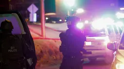 Petugas berjaga di dekat sebuah masjid usai penembakan di Quebec City, Kanada (29/1). Setidaknya lima orang dilaporkan tewas dalam kejadian penembakan tersebut dan terdapat pula beberapa orang yang menderita luka. (The Canadian Press/Francis Vachon)