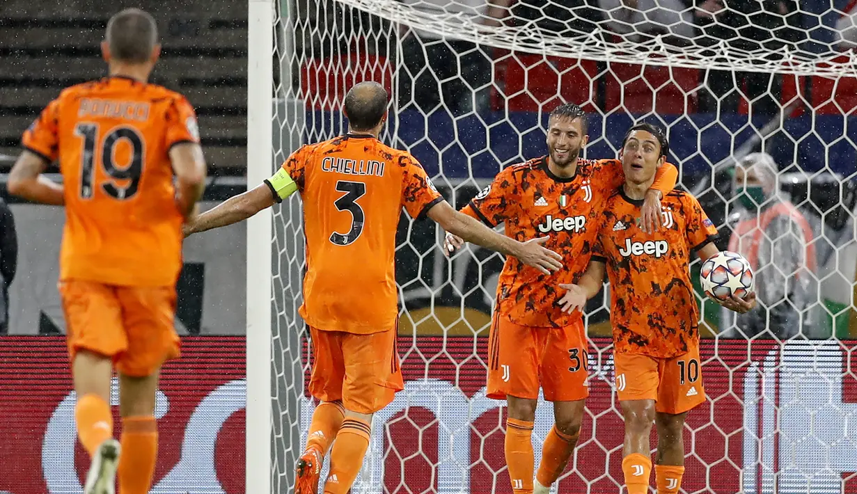 Pemain Juventus merayakan gol yang dicetak Paulo Dybala ke gawang Ferencvaros pada laga lanjutan Liga Champions 2020/2021 di Puskas Arena, Kamis (5/11/2020) dini hari WIB. Juventus menang 4-1 atas Ferencvaros. (AP Photo/Laszlo Balogh)
