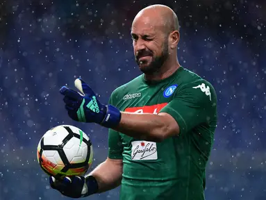 Pepe Reina merupakan salah satu pemain aktif dengan jumlah penampilan terbanyak hingga saat ini. Pernah berkarier di klub-klub besar seperti Liverpool, AC Milan, dan Bayern Munchen, Reina telah bermian sebanyak 888 laga hingga saat ini. Terbaru, ia dipercaya sebagai kiper Lazio. (AFP/Miguel Medina)