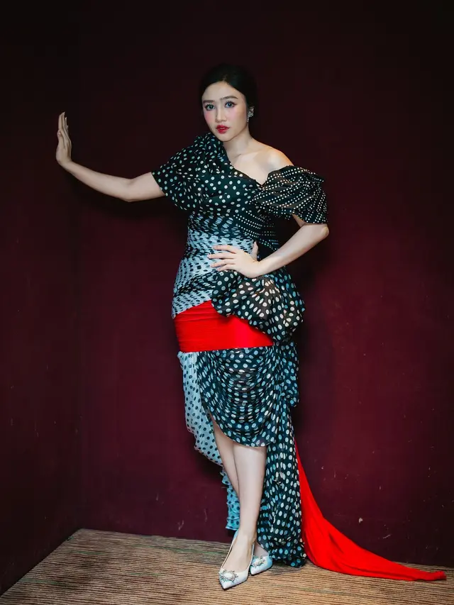 7 Potret Febby Rastanty di Gala Premier Film Seni Memahami Kekasih Ini Curi Perhatian
