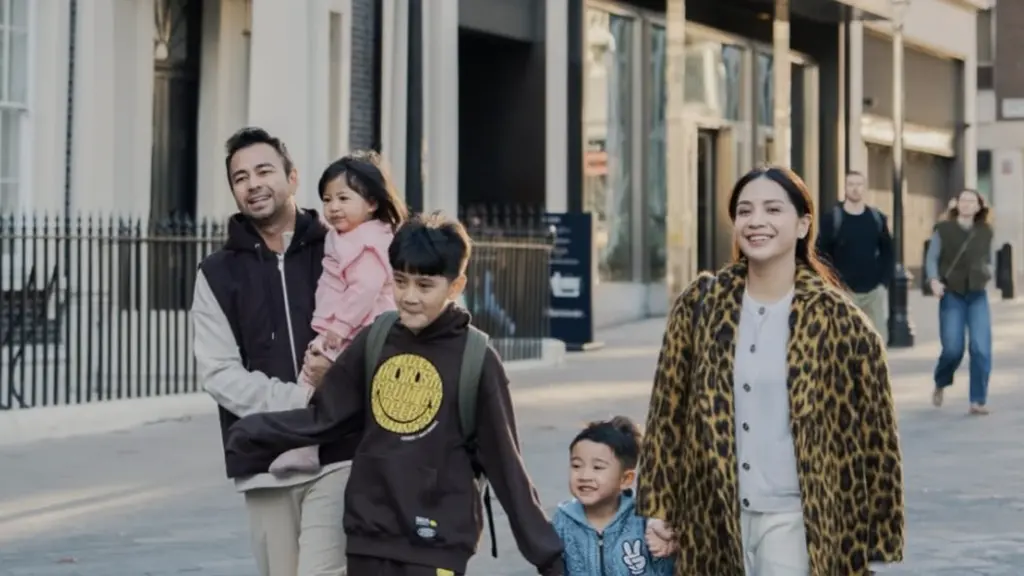 Nagita Slavina hadirkan gaya stylish di liburan musim dingin kali ini. Kenakan coat bernuansa animal print, tampilan ini berhasil elevansi gaya Nagita. [Foto: instagram/ Raffinagita]