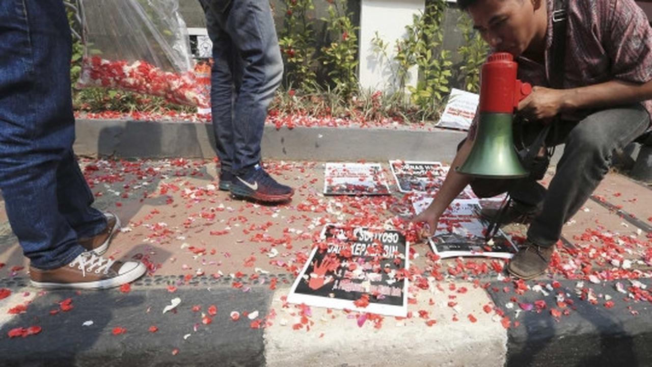 Tolak Sutiyoso jadi kepala BIN, mahasiswa tabur bunga di DPP PDIP