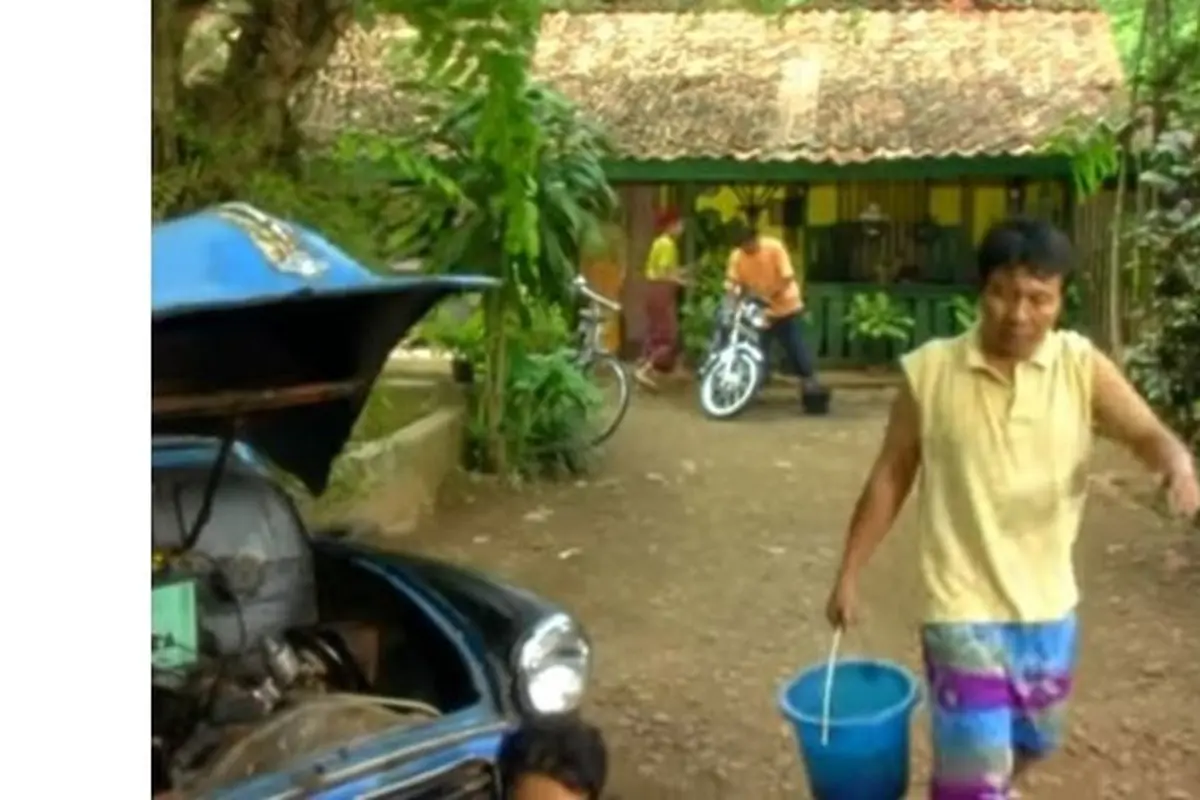 Rumah ikonik di sinetron Si Doel Anak Sekolahan, di rumah bernuansa hijau kuning ini banyak adegan perbincangan para aktornya.