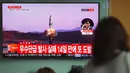 Layar televisi menyiarkan berita terkait Korea Utara yang menembakkan rudal ke arah Laut Jepang, di stasiun kereta Seoul, Selasa (5/4). Tembakan dilancarkan jelang pertemuan antara Presiden AS Donald Trump dan Presiden China Xi Jinping. (JUNG Yeon-Je/AFP)