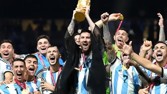 Gaya Lionel Messi Pakai Jubah Arab saat Terima Trofi Piala Dunia 2022 Tuai Polemik, Apa Maknanya?