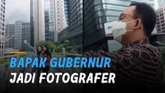 Momen indah didapatkan oleh kedua perempuan saat berfoto di sebuah jembatan di Jakarta. Karena langsung di foto oleh Gubernur DKI Jakarta, Anies Baswedan.