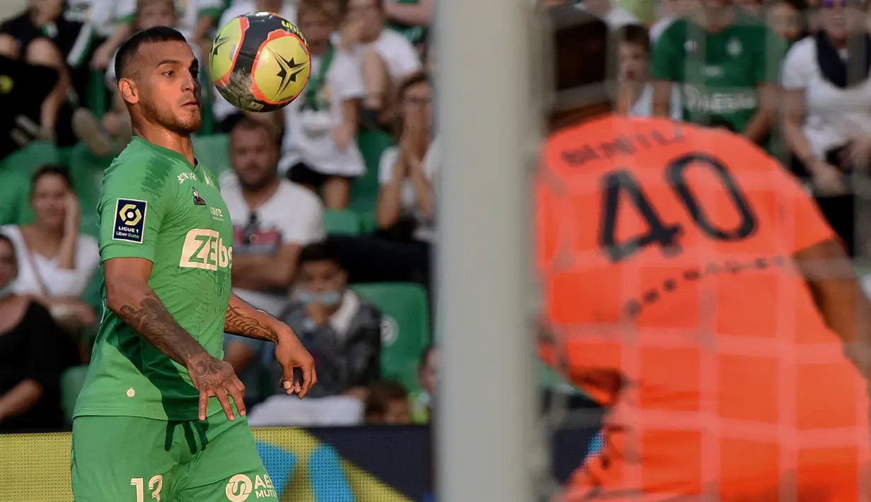 Miguel Trauco. Bek kiri berusia 29 tahun ini kini menjalani musim ketiganya bersama Saint Etienne. Musim ini ia telah tampil dalam 12 laga di semua ajang kompetisi dengan mencetak 1 gol. Bersama Timnas Peru ia telah mengoleksi 64 caps dengan torehan 5 assist. (AFP/Jean-Philippe Ksiazek)