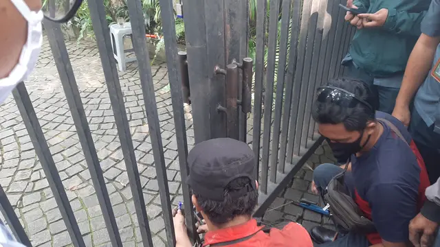 Juru sita pengadilan mengelas gembok pagar rumah pahlawan nasional M Yamin