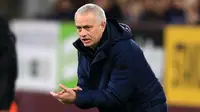 Pelatih, Tottenham, Jose Mourinho, memberikan semangat kepada pemainnya saat pertandingan Tottenham melawan Burnley di laga Premier League (7/3/2020) lalu. (AFP/Lindsey Parnaby)