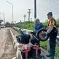 Motor pmudik lepas ban saat melintasi Pantura Pemalang. (Foto: Liputan6.com/Polres Pemalang)