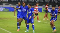 Bintang andalan Persib Bandung, Ramon Tanque melakukan selebrasi usai mencetak gol ke gawang Madura United pada pekan ke-23 BRI Super League 2025/2026 di Stadion Gelora Bandung Lautan Api (GBLA), Kota Bandung, Kamis (26/2/2026) malam WIB. (Bola.com/Erwin Snaz)