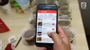 Model menunjukkan menu pada aplikasi  berbasis mobile yang menawarkan inovasi konsep restoran digital pertama di Indonesia saat Soft Launching Aplikasi MeeberLite dan Meeberian di Jakarta, Selasa (31/7). (Liputan6.com)