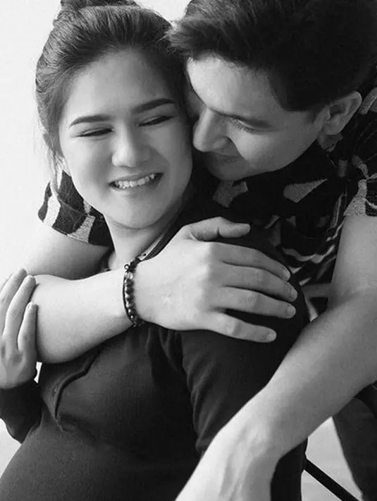 Setelah konsep pakai gaun biru, Masayu Clara dan Qausar Harta kemudian usung konsep hitam putih. Berpose sambil memeluk sembari pamer senyuman manis, pasangan ini semakin romantis. Masayu Clara yang tatanan rambutnya dicepol membuatnya makin manis. Menantikan anak kedua, kebahagiaan yang dirasakan oleh Masayu dan Qausar Harta juga dirasakan warganet. (Liputan6.com/IG/masayuclara)