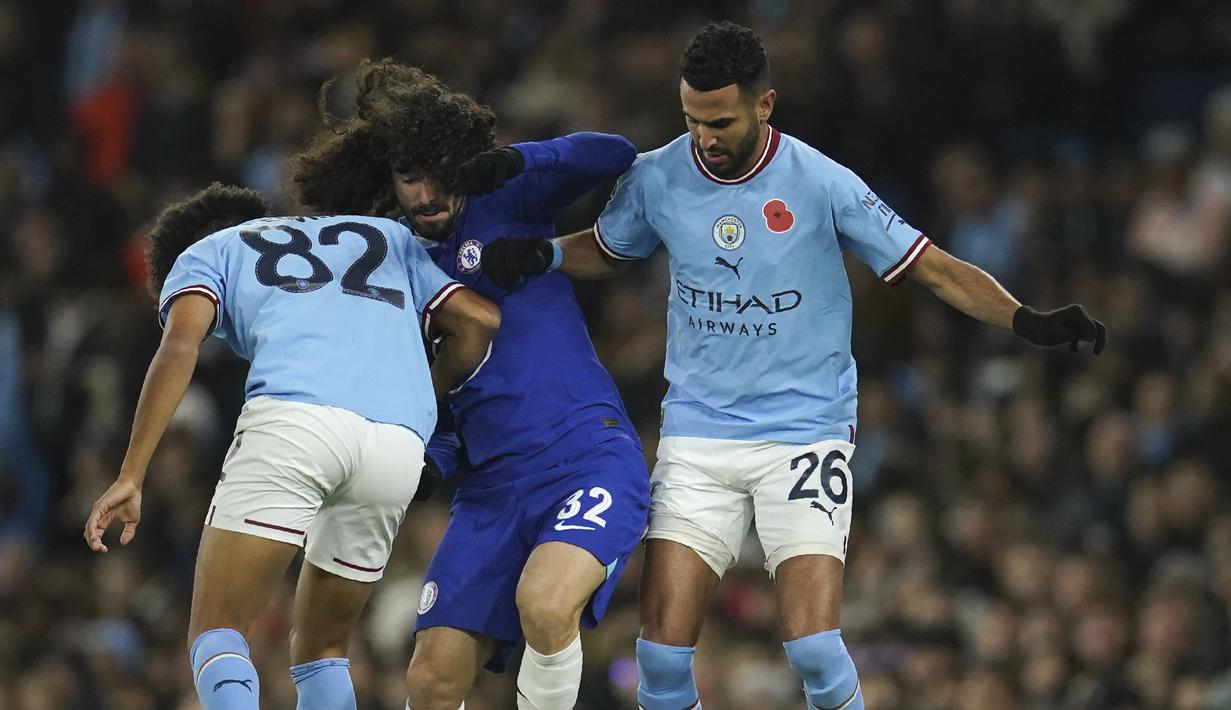Manchester Biru lebih banyak menurunkan para pemain pelapisnya termasuk Riyad mahrez di lini serang. Skor 0-0 pun bertahan hingga babak pertama usai. (AP/Dave Thompson)
