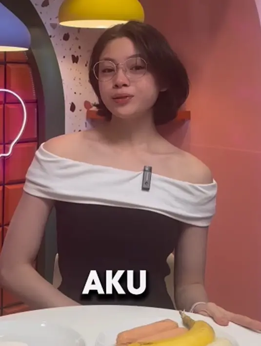 Di video yang lain, Nada tampil cantik mengenakan off-the-shoulder top berwarna hitam-putih. [Foto: Instagram/sabrinachairunnisa_]