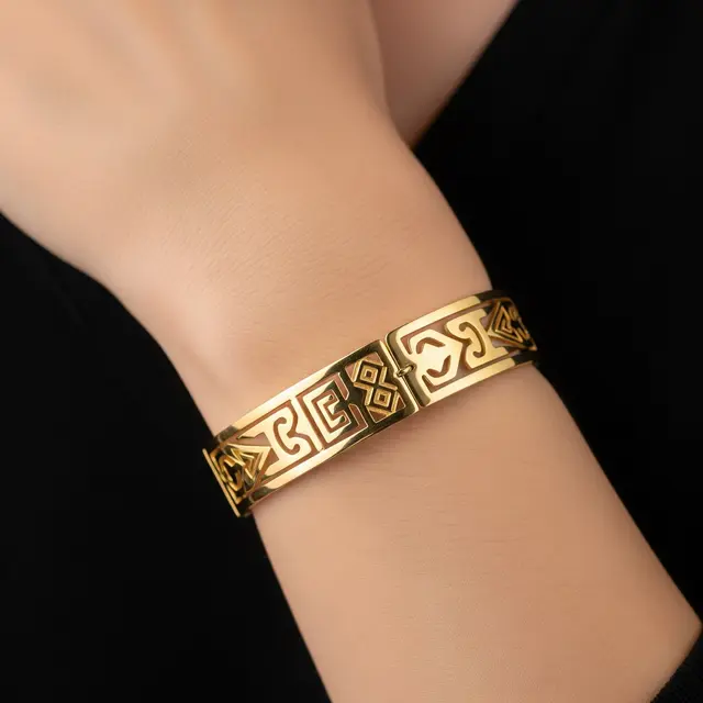 Gelang Emas dengan Motif Ukiran Etnik yang Timeless