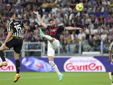 Penyerang AC Milan, Olivier Giroud berusaha meraih bola saat bertanding melawan Juventus pada pertandingan Liga Serie A Italia di stadion Turin Allianz, Italia, Senin, 29 Mei 2023. (Tano Pecoraro/LaPresse via AP)
