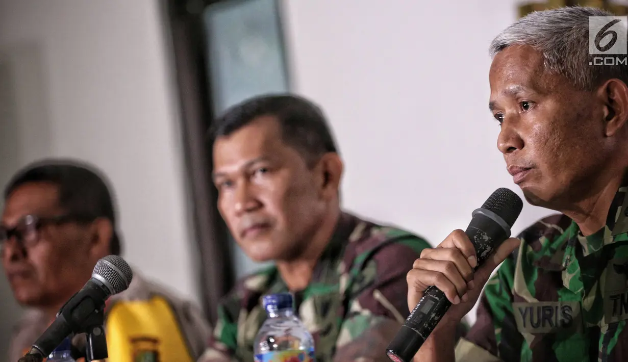 Kasubdispenum AU Letkol Sus M Yuris memberikan keterangan terkait penembakan perwira TNI AD, Letkol Dono Kuspriyanto di Makodam Jaya, Rabu (26/12). Hasil temuan sementara, Serda JR menembak Letkol Dono dalam kondisi mabuk. (Liputan6.com/Faizal Fanani)