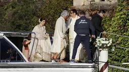 Para tamu menghadiri pernikahan bintang Bollywood India, Deepika Padukone dan Ranveer Singh di sebuah vila sekitar Danau Como, Italia, Rabu (14/11). Pernikahan Ranveer Singh dan Deepika Padukone juga dihadiri sejumlah selebriti Bollywood. (AP/Luca Bruno)