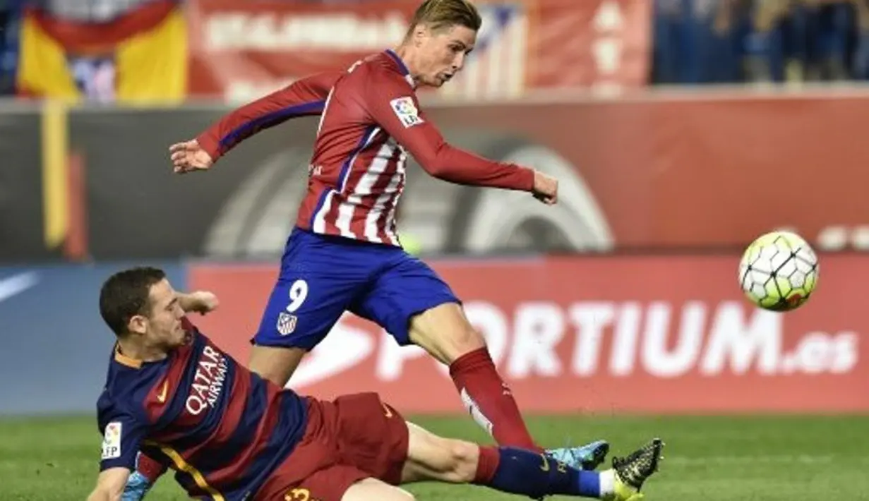 Pemain Barcelona, Thomas Vermaelen (kiri) berusaha menghentikan striker Atletico, Fernando Torres, dalam lanjutan La Liga Spanyol di Stadion Vicente Calderon, Madrid, Spanyol. Sabtu (12/9/2015). (AFP Photo/Gerard Julien)