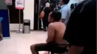 Sopir taksi online itu dibiarkan hanya mengenakan celana boxer saat berteriak minta maaf di tengah-tengah pengunjung bandara. (Liputan6.com/Switzy Sabandar)