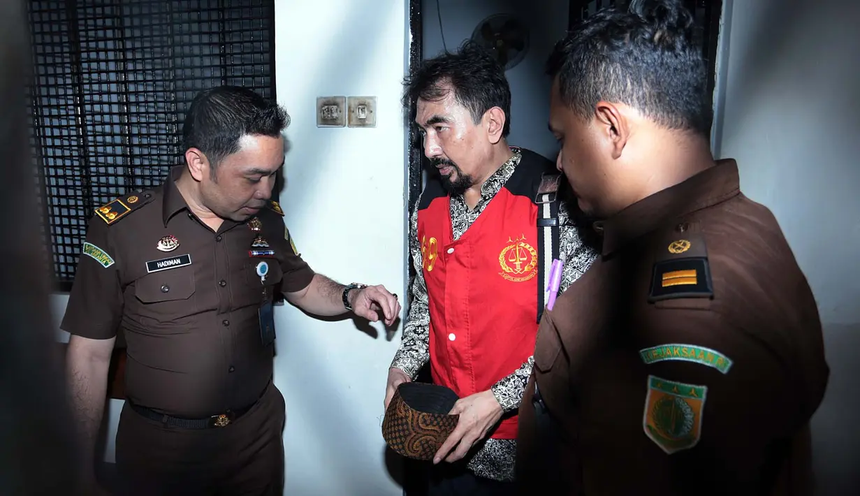 Salah satunya adalah putrinya, Suci Patia yang belum lama ini meluncurkan novel berjudul Silver Lining. Ia juga menyinggung kasus yang menjerat ayahnya. Novel romantis karyanya itu juga telah diperlihatkan pada ayahnya. (Deki Prayoga/Bintang.com)