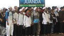 Sejumlah peserta Aksi Damai 112 menunggu datangnya kereta commuter line di Stasiun Juanda, Jakarta, Sabtu (11/2). (Liputan6.com/Immanuel Antonius)