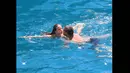 Liam Payne dan kekasihnya kembali berciuman saat berenang di laut. (Dailymail)