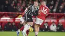 Pemain Manchester United, Christian Eriksen, diadang pemain Nottingham Forest, Nicolas Dominguez, pada laga pekan ke-20 Premier League 2023/2024, Minggu (31/12/2023) dini hari WIB. Setan Merah tak mampu berbuat banyak di markas Nottingham Forest. (AP Photo/Rui Vieira)