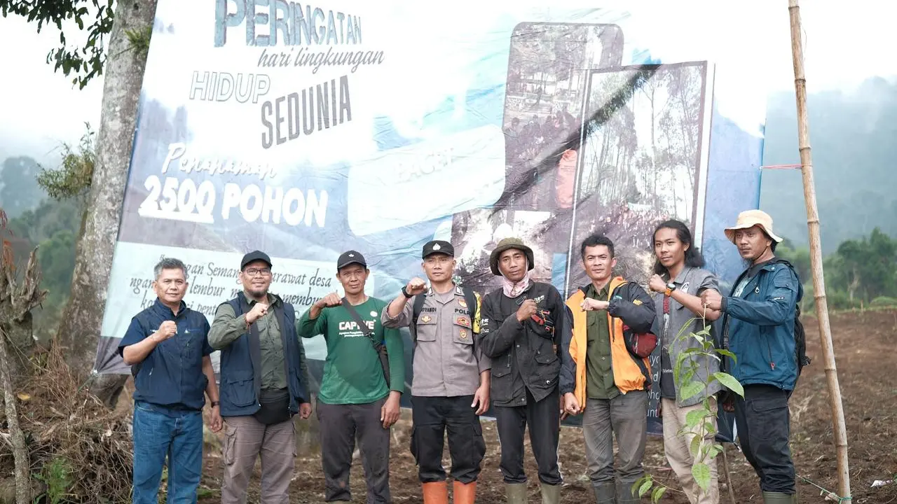 Perum Jasa Tirta II menyerahkan sedikitnya 2.500 bibit pohon kepada Perusahaan Umum Daerah (Perumda) Tirta Raharja Cimahi (Istimewa)