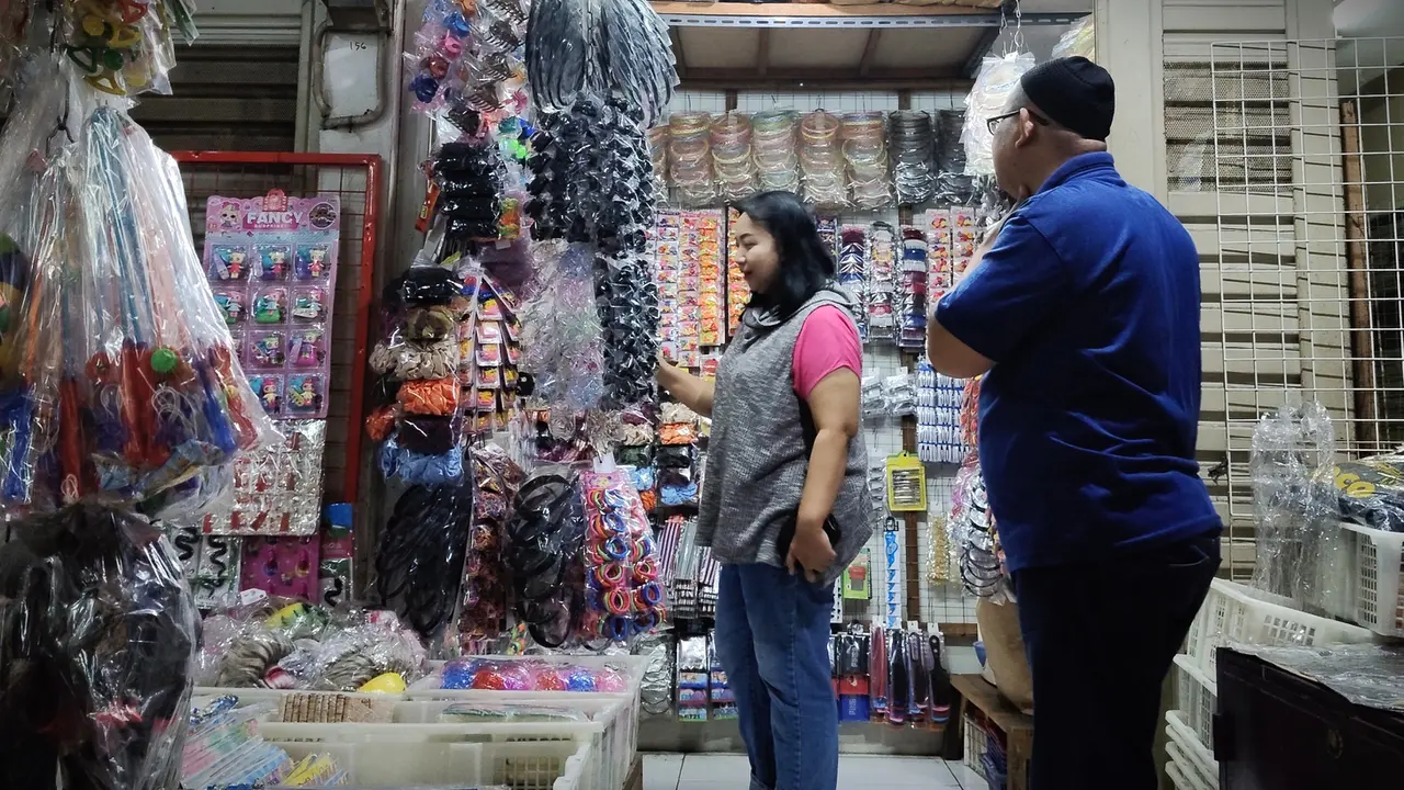 Suasana Pasar Gembrong Baru, tak banyak pengunjung yang datang.