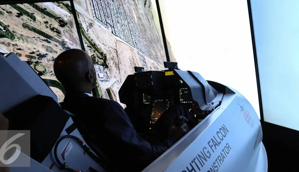 Pengunjung mencoba simulator F-16 saat Indo Defence 2016 Expo & Forum di JIExpo Kemayoran, Jakarta, Rabu (2/11). Indo Defence 2016 menjadi ajang promosi bagi produsen peralatan sektor pertahanan dan keamanan internasional. (Liputan6.com/Faizal Fanani)