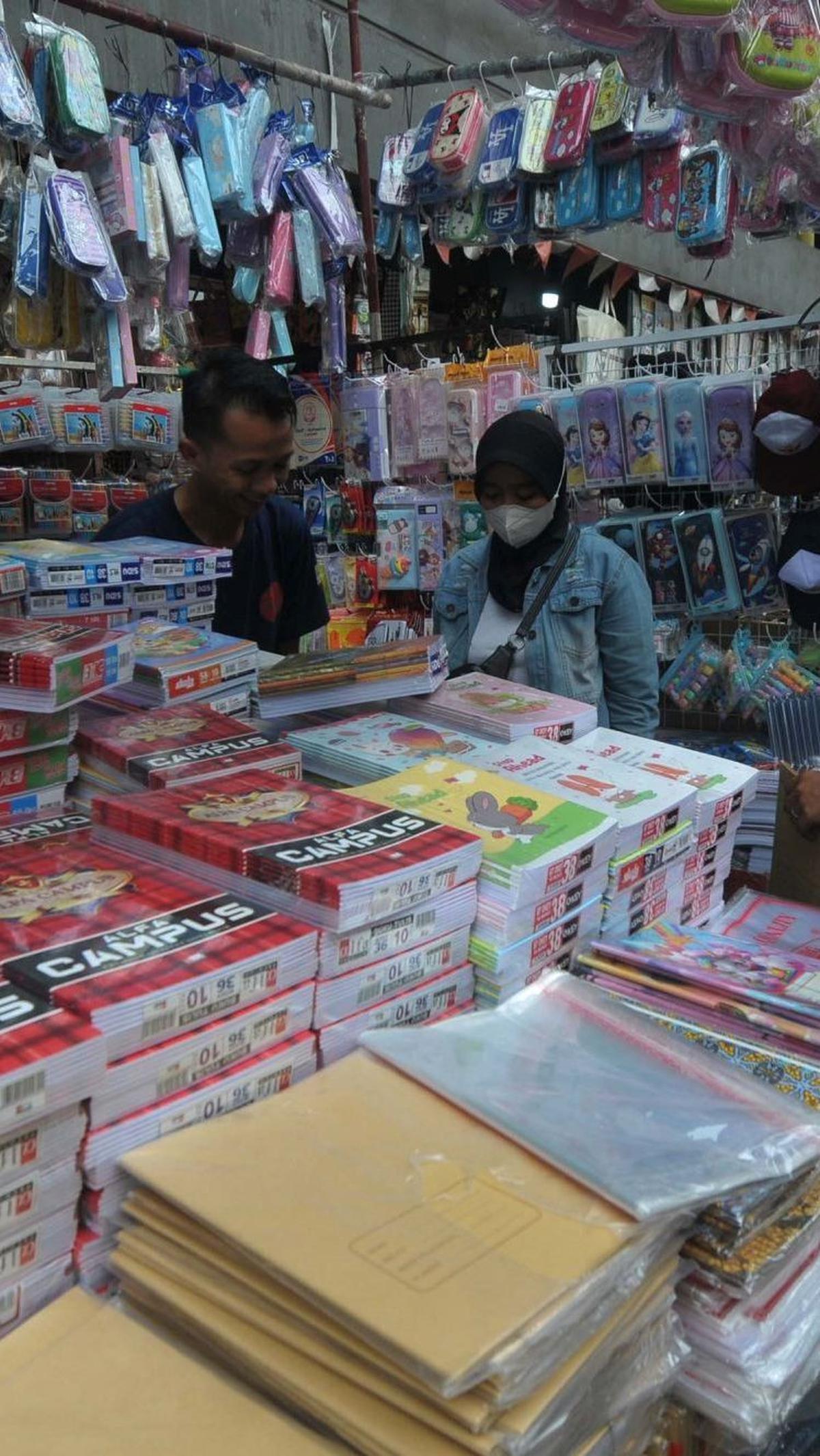Harga buku tulis yang dijual tentunya tergantung dengan tebal lembaran kertasnya. Foto: merdeka.com / Imam Buhori